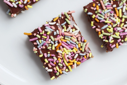 Flipbox Diy Baking Kit, Kid-Friendly, Organic, Dry Mix, Cake Dairy Free Chocolate, Dye Sprinkles, Supplies