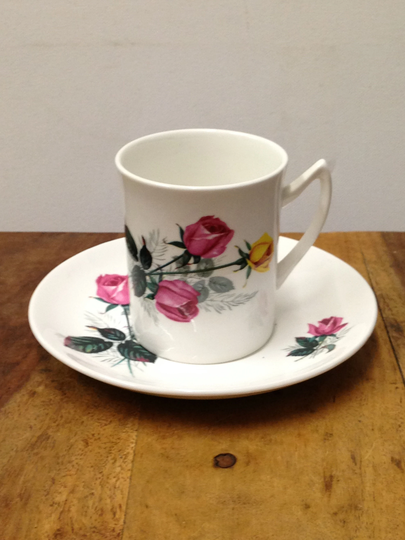 Vintage Elizabethan White & Pink Rose Demitasse/Coffee Cans Espresso Cups Saucers - in Good Condition
