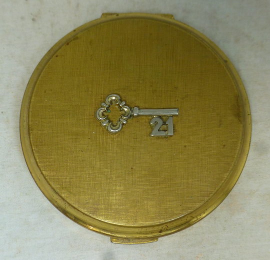 stratton Vintage Linen Gold Tone English 21st Birthday Powder Compact Mirror - 3D Key & Number 21 Motif Coming Of Age Pat 764125 England