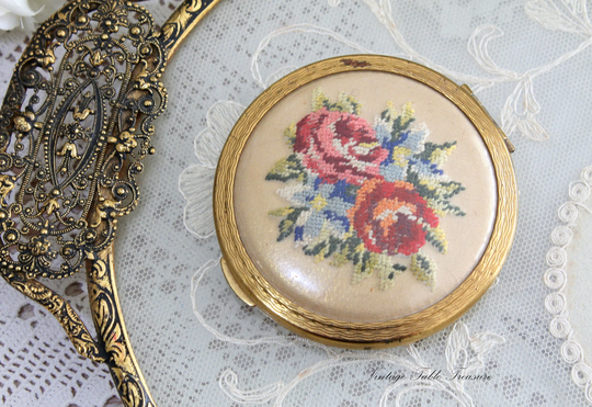 A Sweet Vintage Kigu 1940S Petit Point Compact, Evening Bag, Loose Powder, Made in England