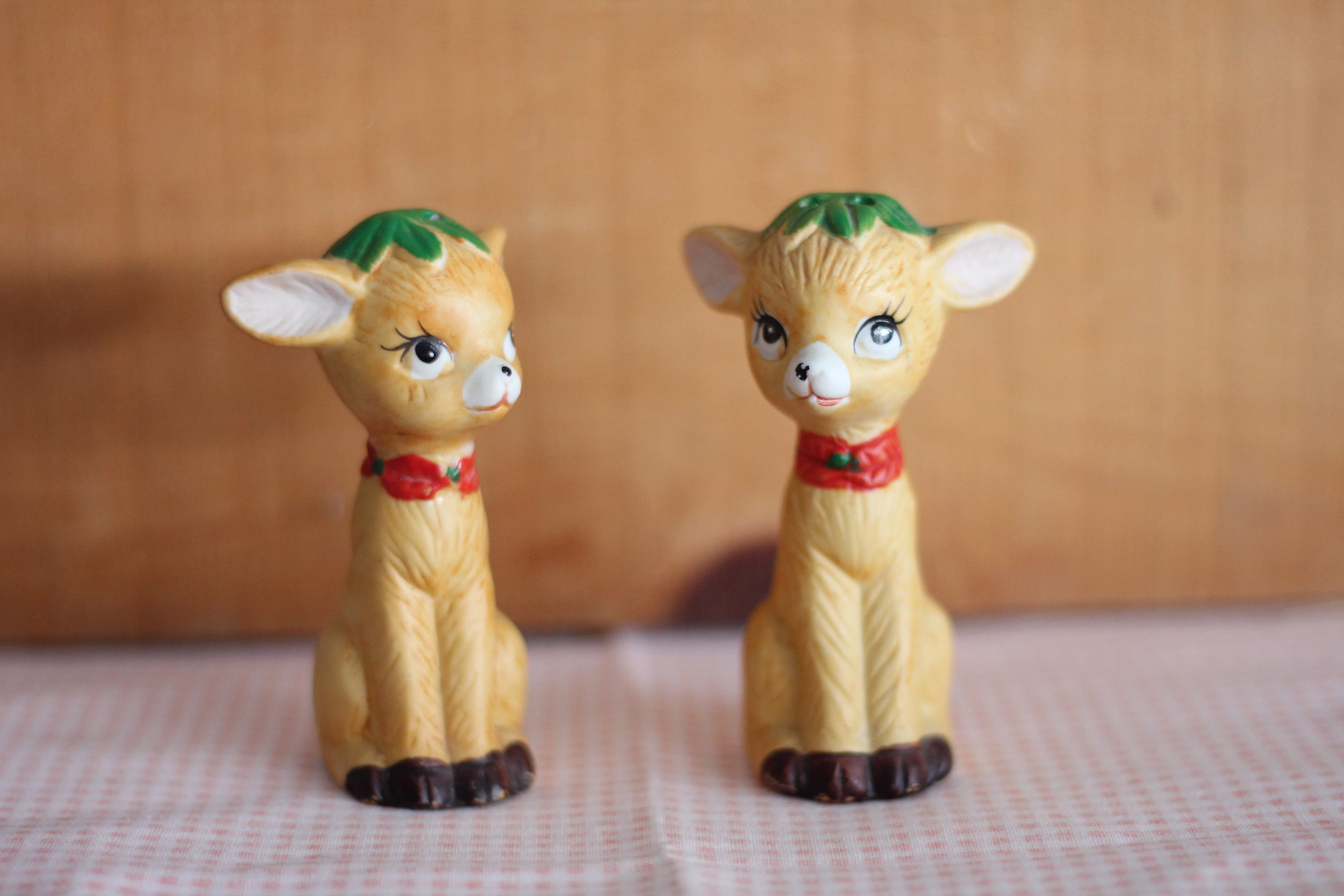 Vintage Bisque Pair Of Christmas Fawns Or Reindeer Salt & Pepper Shakers With Green Leaf Hats Jsny Taiwan Free Domestic Shipping