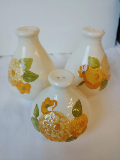 Metlox Poppytrail Sculptured Zinnia 2 Salt & 1 Pepper Shakers