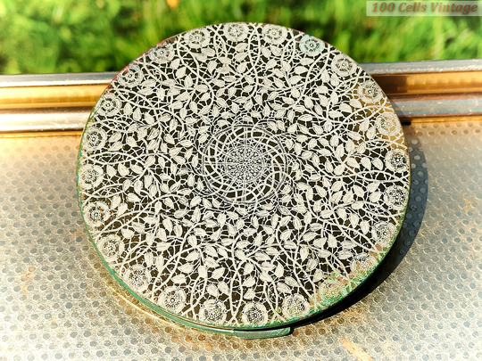 Vogue Vanities Foliage Pattern Vintage Ladies Powder Compact -8.5cm