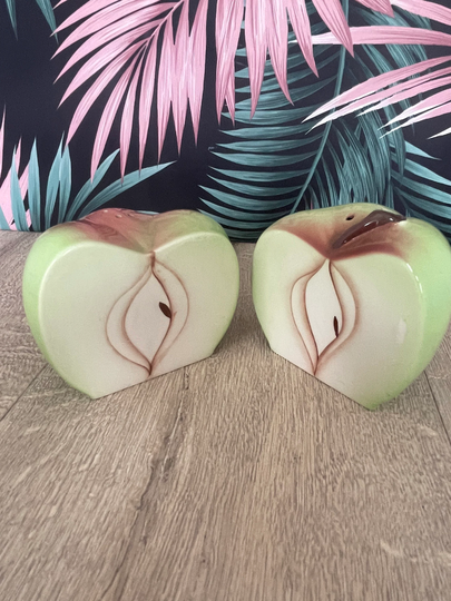 Novelty Apple Shaped Salt & Pepper Set - Vintage Ceramic Cruet Shaker Pot Apple For Teacher Fun Gift