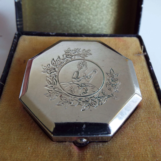 Rare Vintage 1920's Jarvaise Powder Compact in Original Box Vanity Storage Cosmetics Make-Up Heinrich Chemical Co Pallas