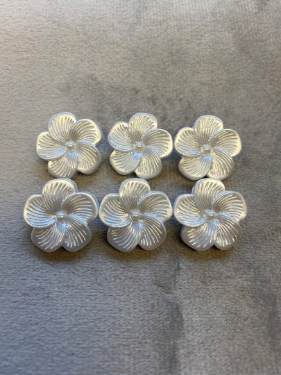 Flower Buttons White Pearly Finish 17mm A Set Of 6