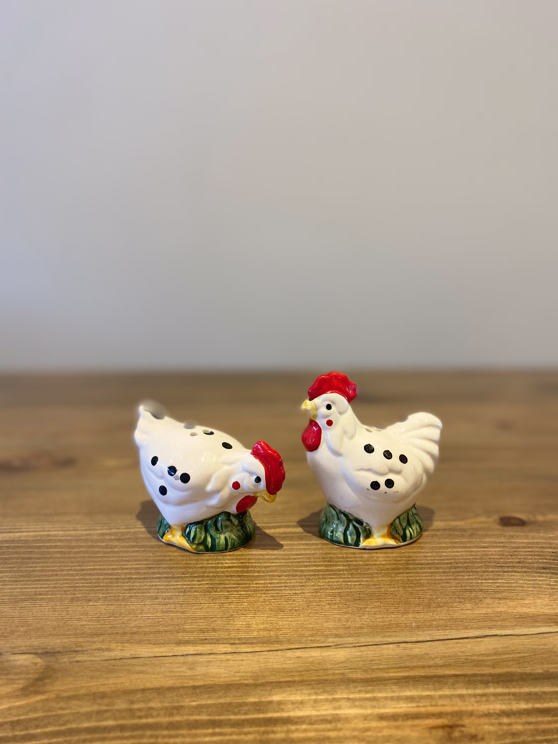 Cute Salt & Pepper Shakers White With Black Spots Chickens Cockerel Pair Great Gift