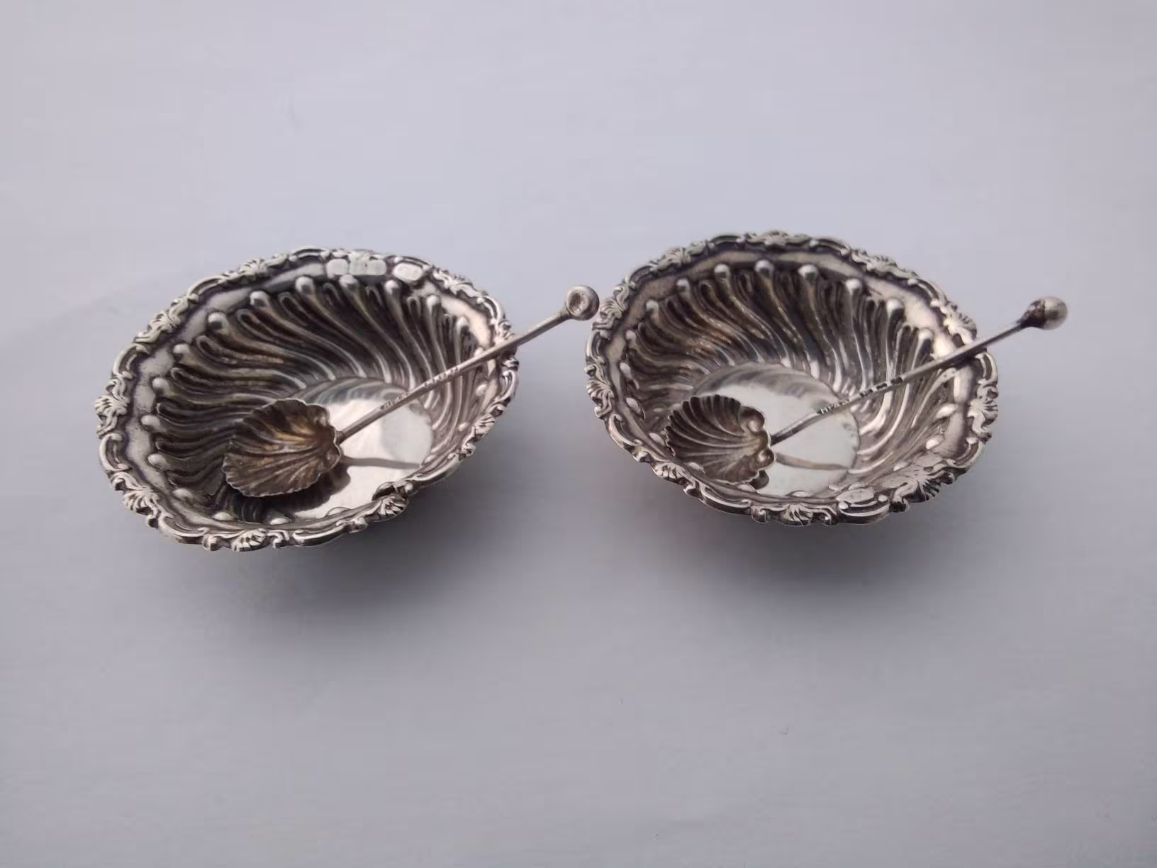 Lovely Decorative Antique Pair Of Solid Silver Salt Cellars & Shell Bowled Spoons - 1899