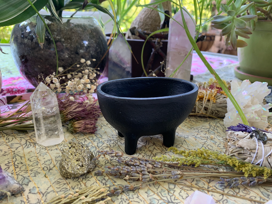 Oval Cast Iron Cauldron & Rose Petal Kit