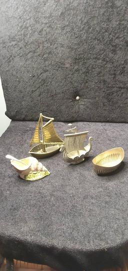 Quirky Kitsch Vintage Shabby Chic Collection Of 4 Miniature Boats & A Seashell Open Salt Cellars Ideal For Parties Real Talking Point