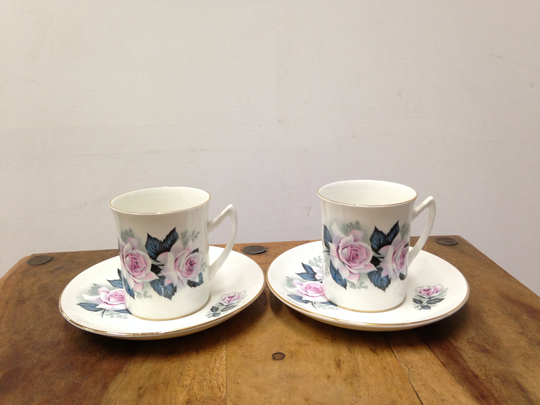 Vintage Pair Of Elizabethan White & Lilac Rose Demitasse/Coffee Cans Espresso Cups Saucers - in Good Condition