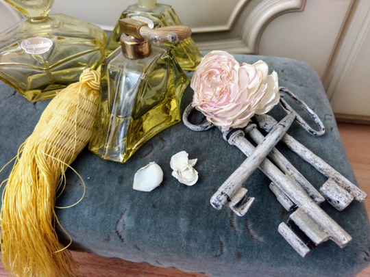 So Charming Shabby Vintage Brocante Perfume Bottles Powder Box Set Atomizer Pressed Glass Yellow Pompadour Austria Approx. 1940