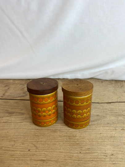 Vintage Pair Of Hornsea Brown Saffron Condiment Set. Salt & Pepper Wooden Lids Need A Little Tlc New Seals Otherwise Good Condition