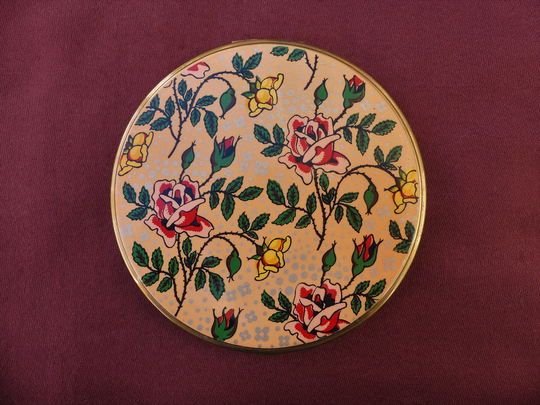 Mascot ? Large Flapjack Lacquered Brass Powder Compact With Peach Enamel & Raspberry Pink Roses Design, Vintage 1950S