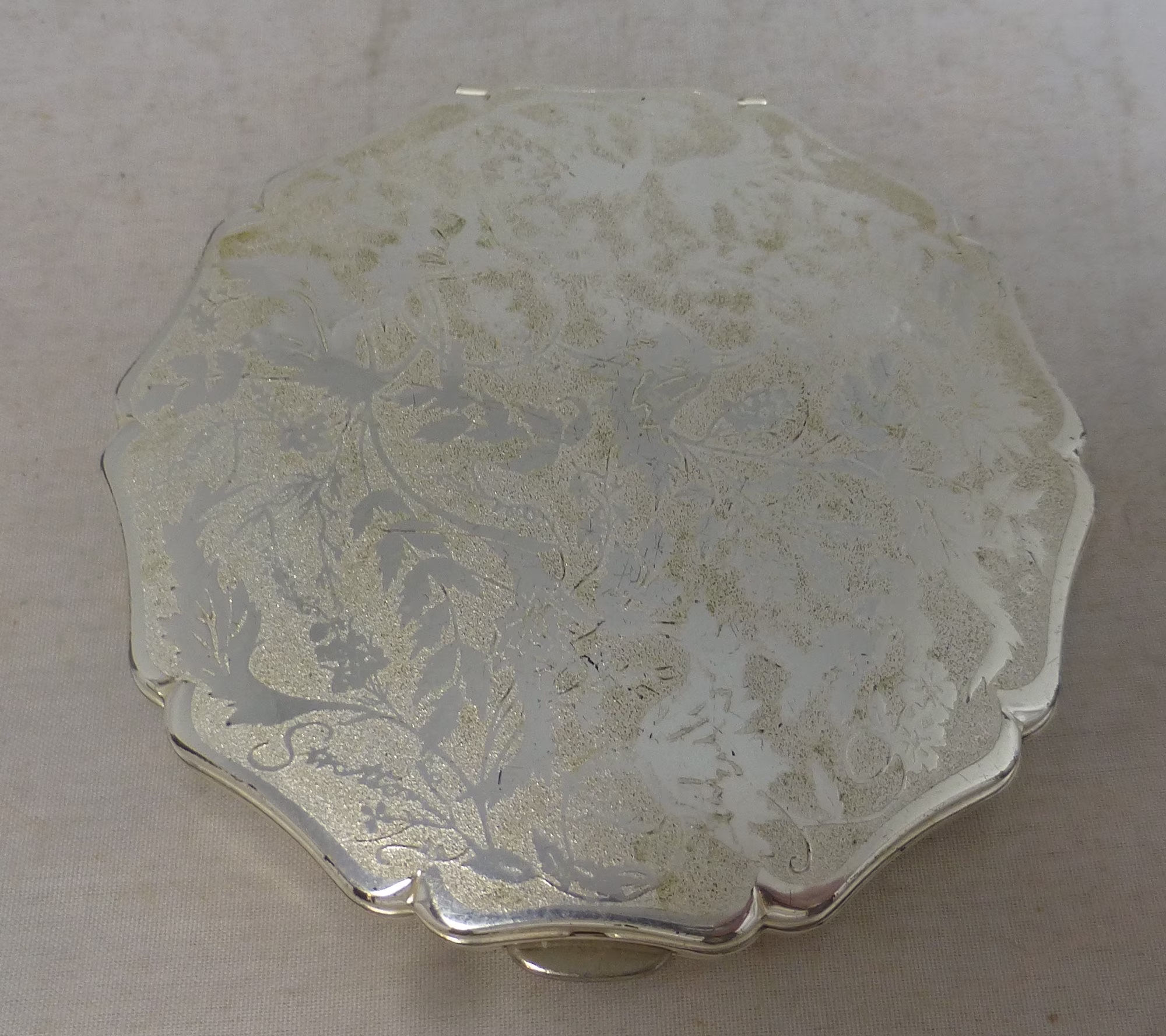 stratton Vintage Silver Plated Scalloped Edge Powder Compact/Makeup Mirror - Etched Floral Design Pat764125 England Unused Condition