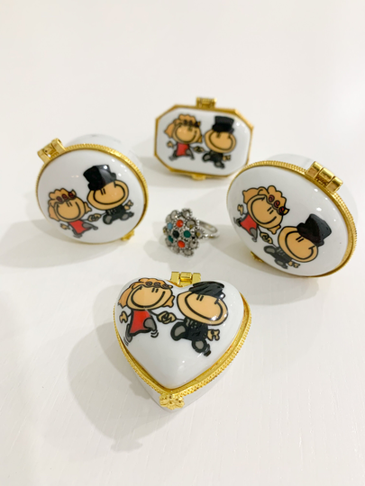 Pill Box Jewelry Medicine Storage Coin Vitamin Gift Porcelain With Gold Trim Lovers Figure