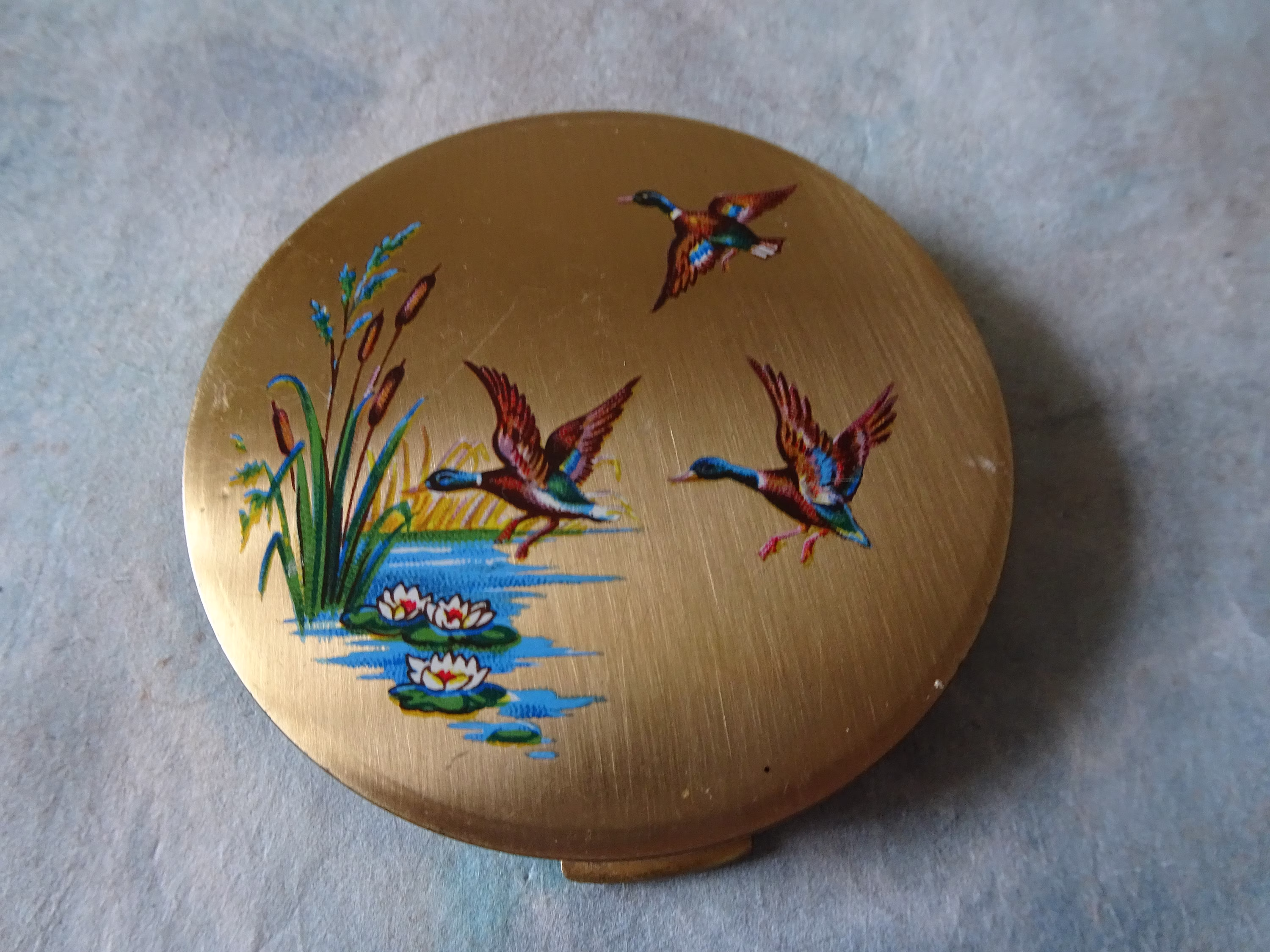 Vintage Stratton Bird Duck Design Lid Powder Compact Brass Casing Engraved Embossed Base Vanity Case