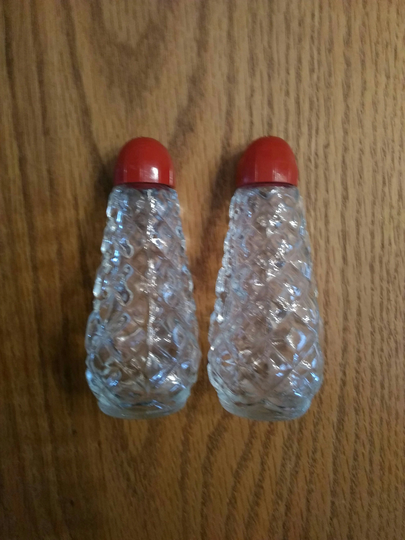 Salt & Pepper Set Of Criss Crossed Glass With Red Plastic Lids. Dish 855