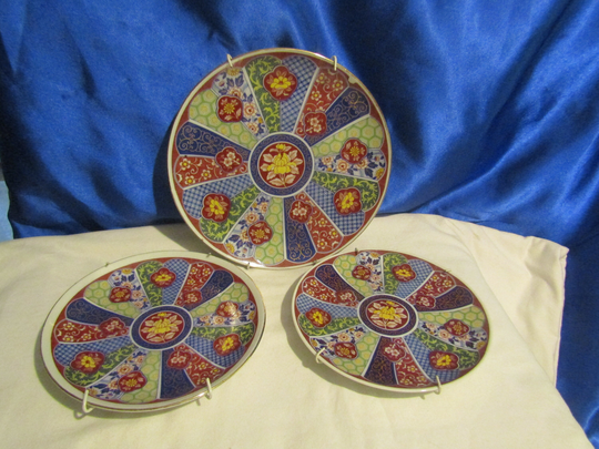 3 Vintage Chinese Imari Plates "Fan Pattern, Hibiscus Centre Flower