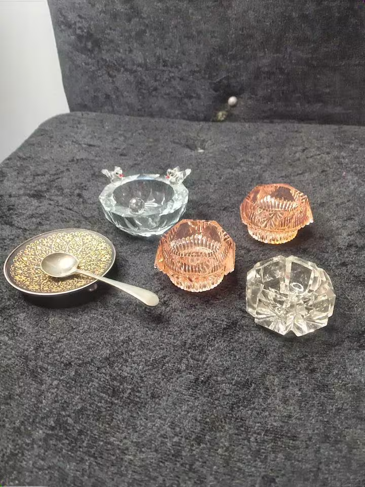 Lovely Vintage Shabby Chic Collection Of 4 Crystal Open Salt Cellars & 1 Engraved 18 Carat Gold Decorated. Ideal For Parties Weddings