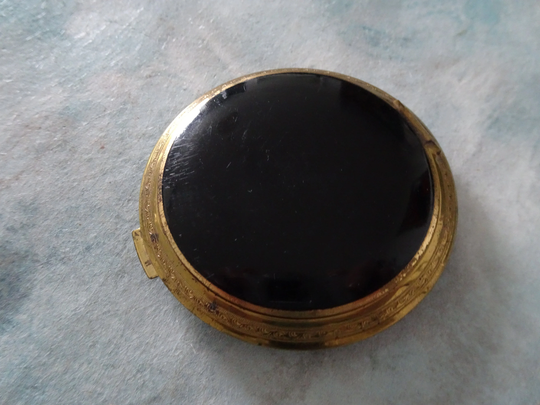 Vintage Made in Usa Pygmalion Powder Compact Engraved Brass Edge Black Bakelite Lid & Base Vanity Case