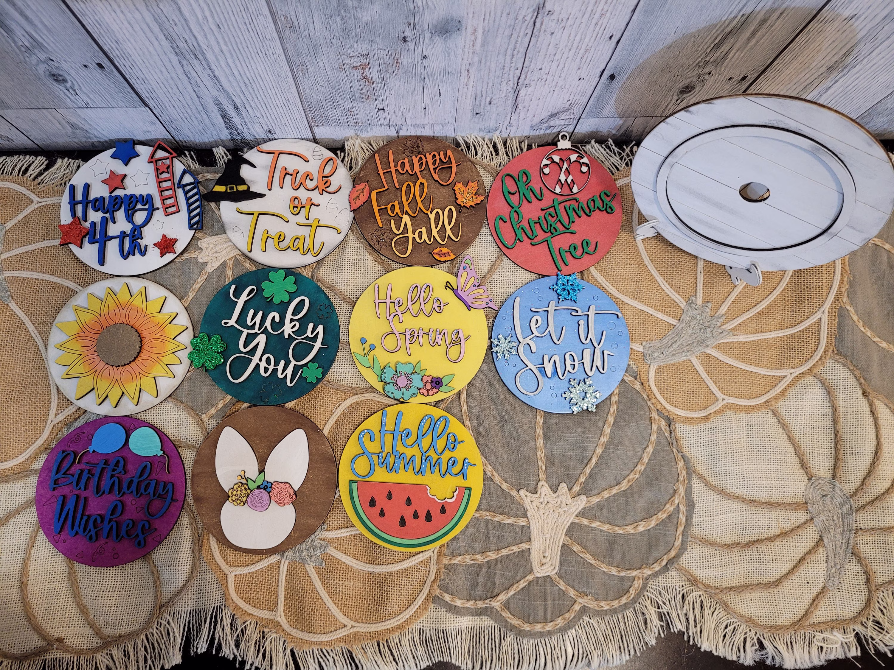 Seasonal Interchangeable Round Display Tiles & Shiplap Frame