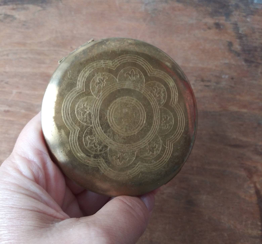 Vintage Compact Woolworth Made in Usa Round Gold Etched Flower Design Powder W Puff 40's 50's Mid Century Cosmetics Fashion Beauty