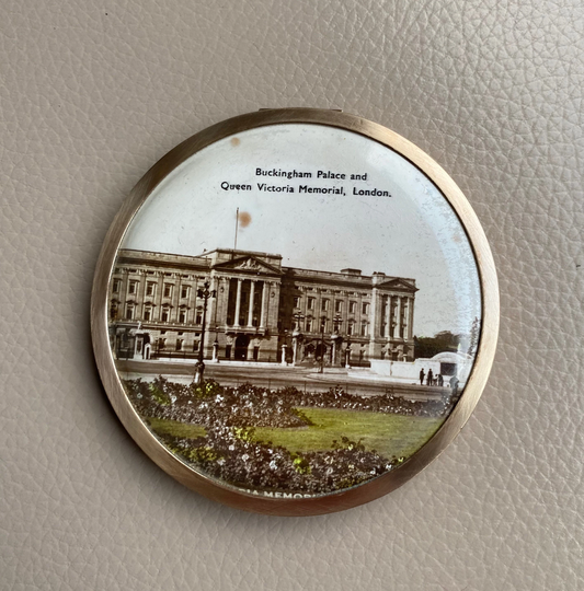 Vintage Compact Buckingham Palace Queen Victoria Memorial Powder Sifter Handbag Mirror 1950S London Souvenir