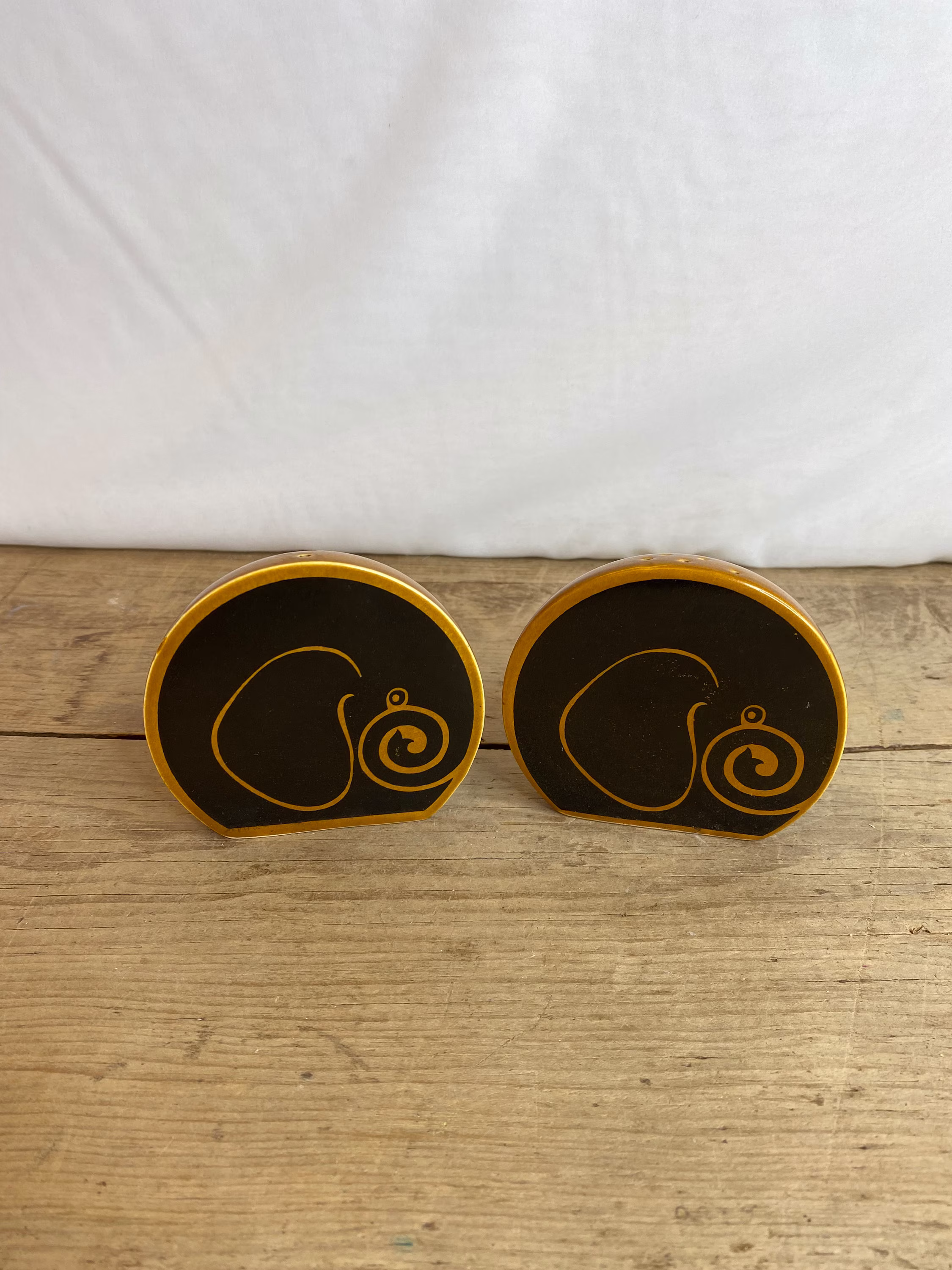 Vintage Stylish Pair Of Elephant Carlton Ware Salt & Pepper Pots. Cruet Set Which Sits Together Like A Full Ball in Good Condition