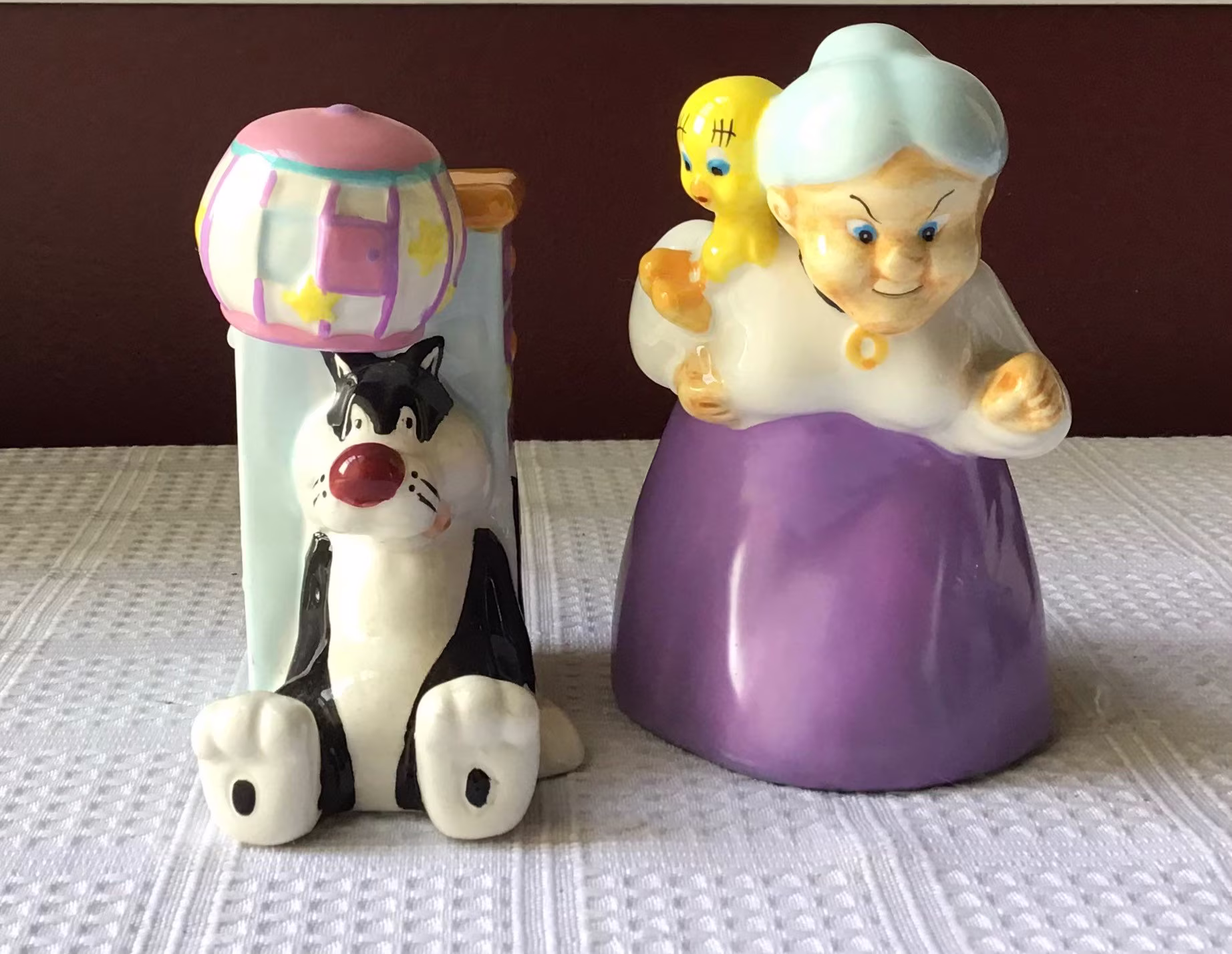 Vintage Warner Bros Sylvester & Tweety Bird Granny Salt & Pepper Shaker Set