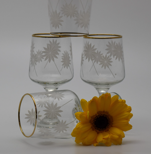 Vintage Small Wine Or Cordial Glasses. Clear With Embossed Flower & Gold Rim. Set Of 4