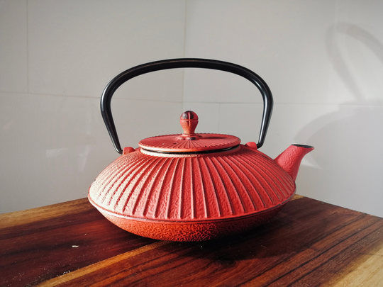 Traditional Cast Iron Teapot - 800 Ml Includes Tea Leaf Strainer/Infuser Maroon
