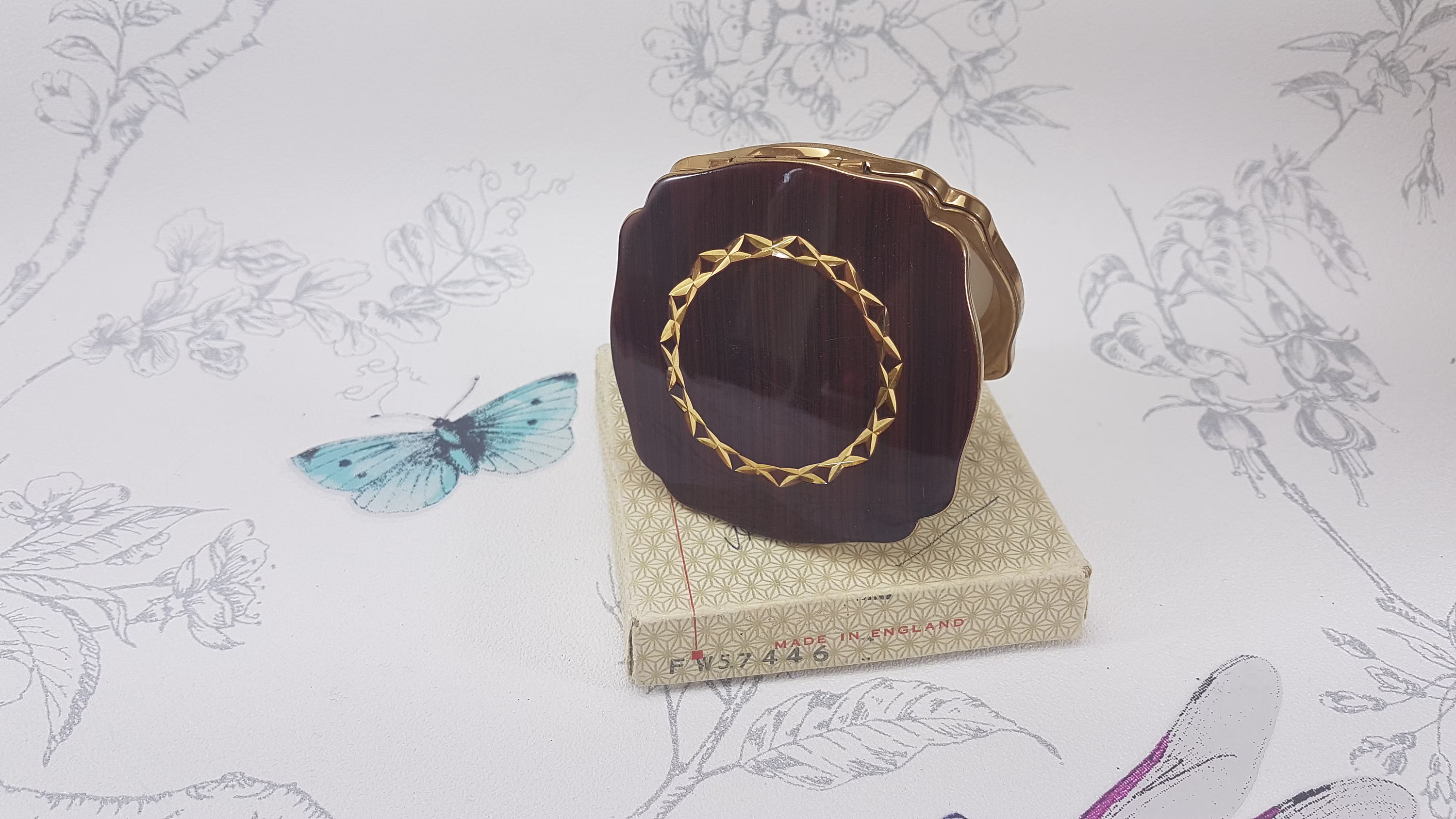 Vintage Melissa Compact Mirror in Original Box, Locking Powder Compact, Vintage Wood Effect With Gold Etching