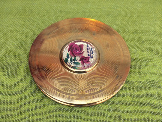 Melissa Lacquered Brass Flapjack Powder Compact With Pinky-Red Lucite Carved Roses Under Central Clear Celluloid Disc, Vintage 1950S