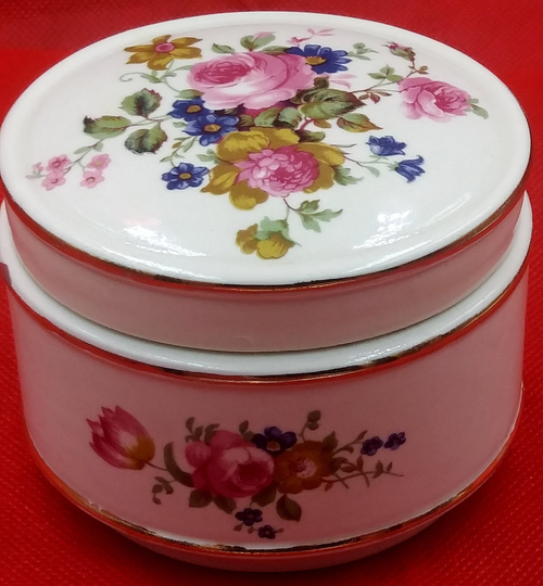 Sadler England Trinket/Jewelry/Powder Box With Lid. Round Creamy White Porcelain. Roses Gold Trim. Vintage 50's. Collectible