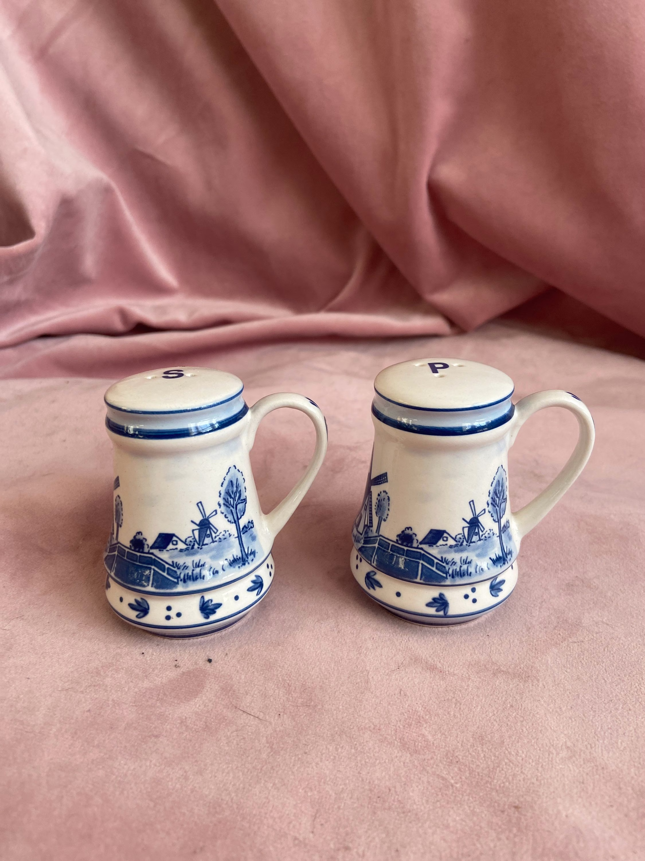 Beautiful Vintage Shape Salt&paper Pots.hand Painted Holland Scene Pots For Salt Paper