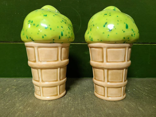 Vintage Retro Chartreuse With Kelly Green Speckled Pistachio Ice Cream Cones Salt & Pepper Shakers Set