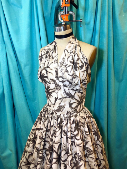 1950S W28 Brown Gray White Hibiscus Floral Cotton Hawaiian Sleeveless Plunging Halter Neck Shelf Bust Full Skirt Fit & Flare Day Dress