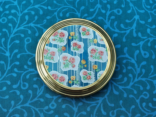 Mascot Lacquered Brass Convertible Powder Compact With Peachy Pink Roses On A Teal Blue Stripe Background, Unused Labels, Vintage 1960S
