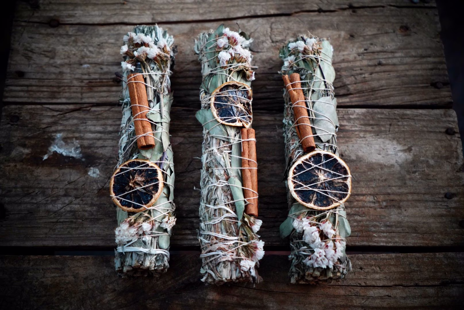 Voyage Smudge Wand - Mugwort, Cinnamon, Eucalyptus, Lemon, Cardamom, Flowers