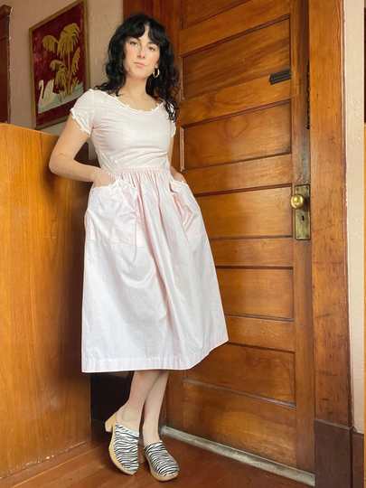 1950S Powder Pink Cotton Daydress With Lace Trim & Full Skirt Size X-Small