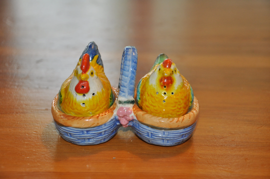 Rooster & Hen Salt & Pepper Vintage Chicken Shakers Pair With Tray Holder Stand