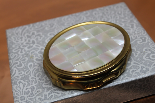 Mother Of Pearl Musical Powder Compact Mirror. Plays The Theme From Moulin Rouge. Concerto Model By Kigu in Gift Box