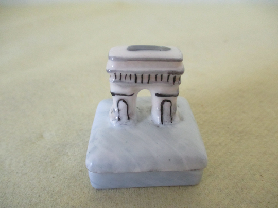 A Lovely Vintage French Limoges Porcelain Hand-Painted/Peint Main Trinket Box/Pill Jewellery Box Featuring The Eiffel Tower