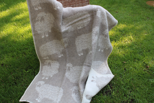 High Quality Beige Color Organic Sheep Wool Blanket Or Pillow With Pattern 100% Natural Thick Kid's Bed Throw