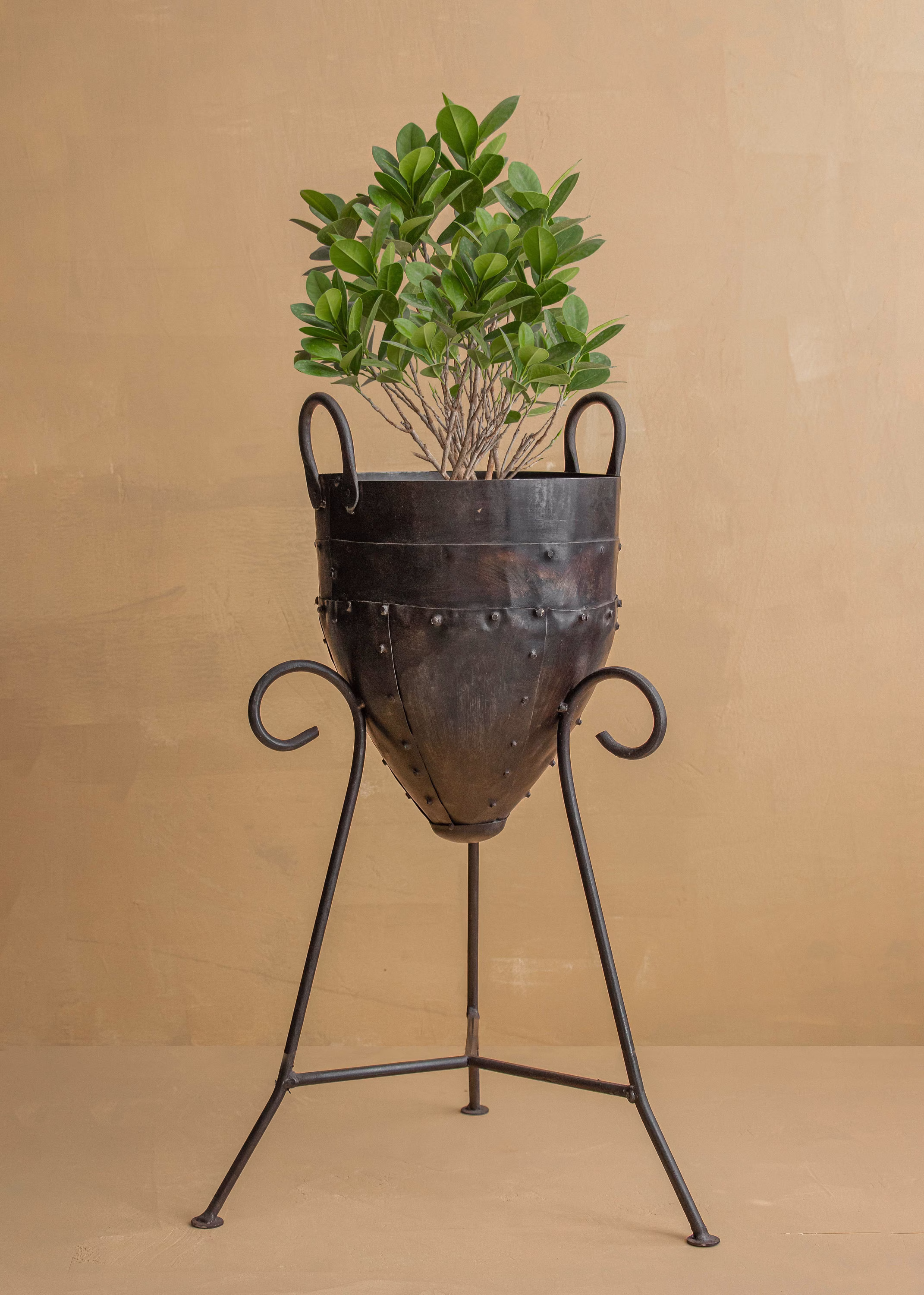 Rustic Metal Planter On Stand "Vanari
