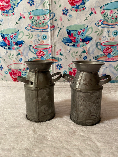 Vintage Designed Jug Salt & Pepper Set