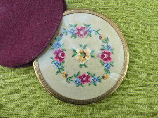 Mascot Large Flapjack Lacquered Brass Powder Compact With Raspberry Pink Roses & Green Leaves Petit Point Embroiderydesign, Vintage 1950S