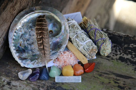 Crystal & Smudge Cleaning Kit - Includes Large Abalone Shell, White Sage Smudge, Palo Santo, Selenite, 7 Crystals, Himalayan Salt