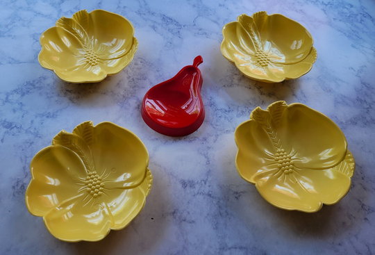 Set Of 4 Lightweight Hofmann Industries Yellow Plastic Hibiscus Stacking Bowls, Brush Red Pear Shape Spoon Rest By Fuller Usa Retro Vintage
